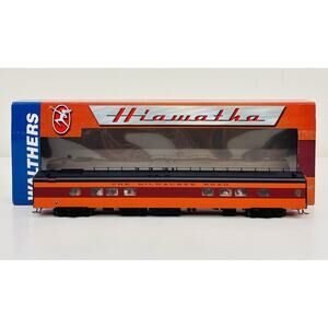 Walthers HO Milwaukee Road Hiawatha 26 Seat Tap Lounge w/ Passengers 932-9204